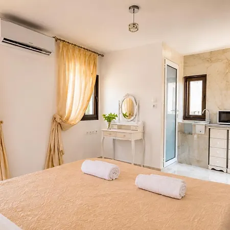 Helios Cave Apartment *